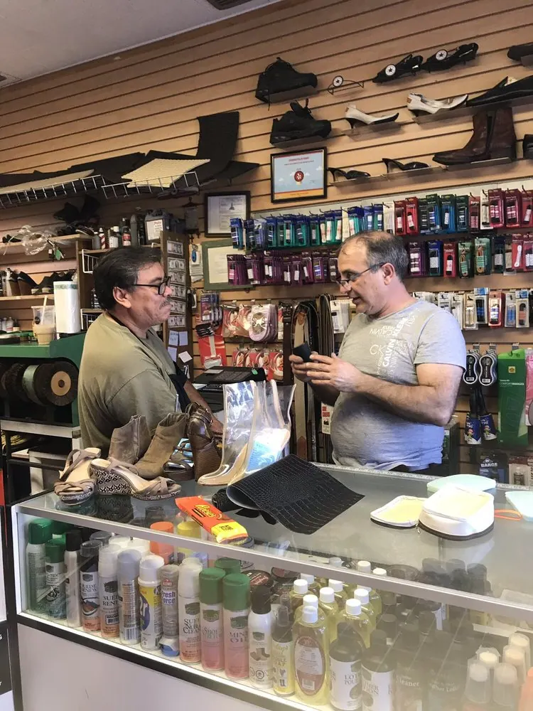 Marc and Robert talking across the counter half an hour before closing